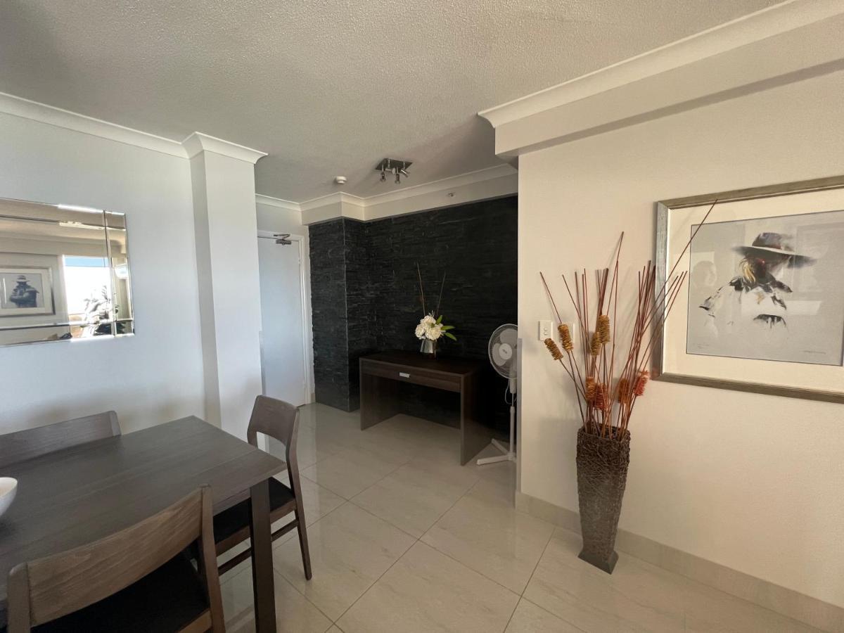 Stunning 2 Bedroom Ocean View Apartment Gold Coast Dış mekan fotoğraf